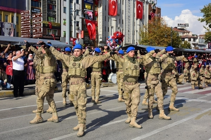 Komandolar Cumhuriyet Bayramı'nda Zeybek Oynadı!