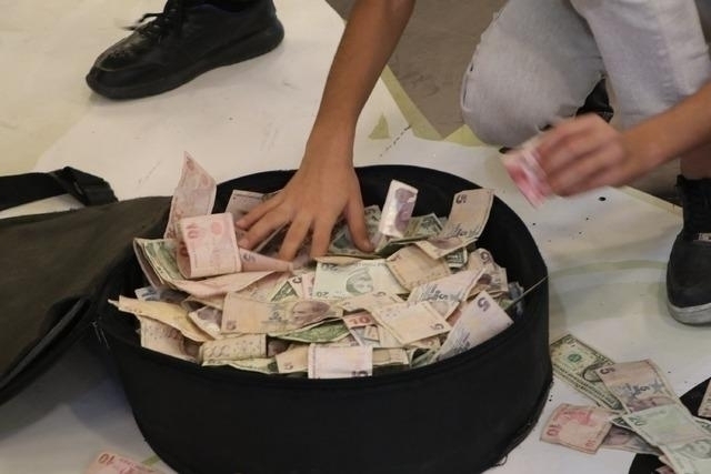İzol Aşireti Düğünde Servet Saçtı! Dolarlar Havada Uçtu...