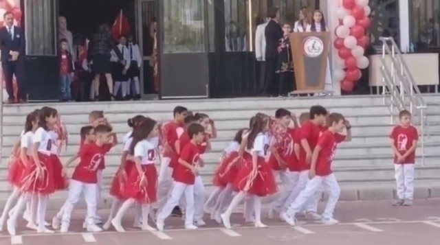 Öğretmeni Tarafından Gösteriden Çıkarılan Öğrenci Provalarda Dışlanmış!