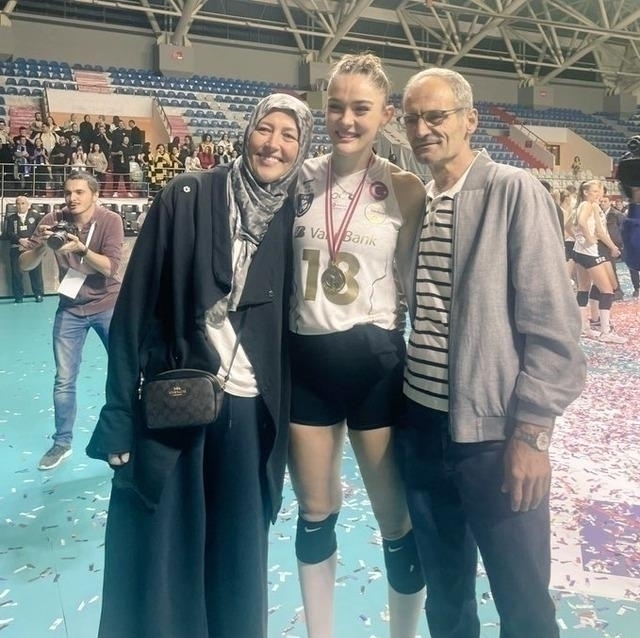 Zehra Güneş Anne Ve Babasıyla Poz Verdi!