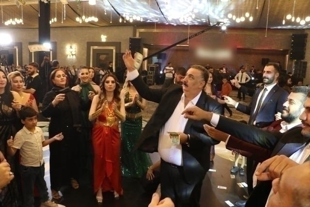 İzol Aşireti Düğünde Servet Saçtı! Dolarlar Havada Uçtu...