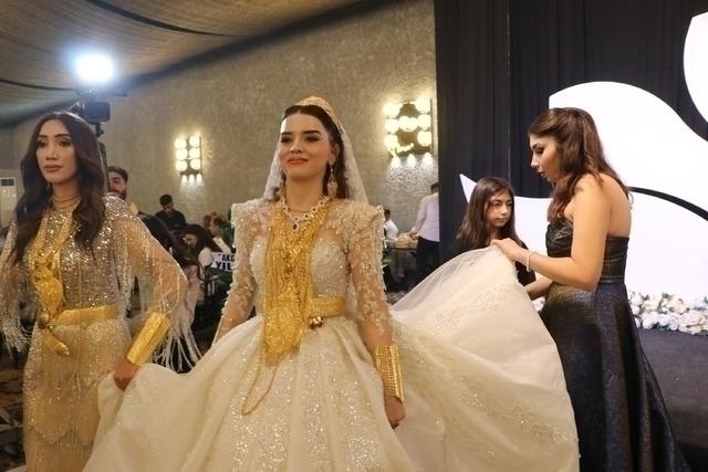 İzol Aşireti Düğünde Servet Saçtı! Dolarlar Havada Uçtu...