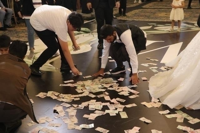 İzol Aşireti Düğünde Servet Saçtı! Dolarlar Havada Uçtu...