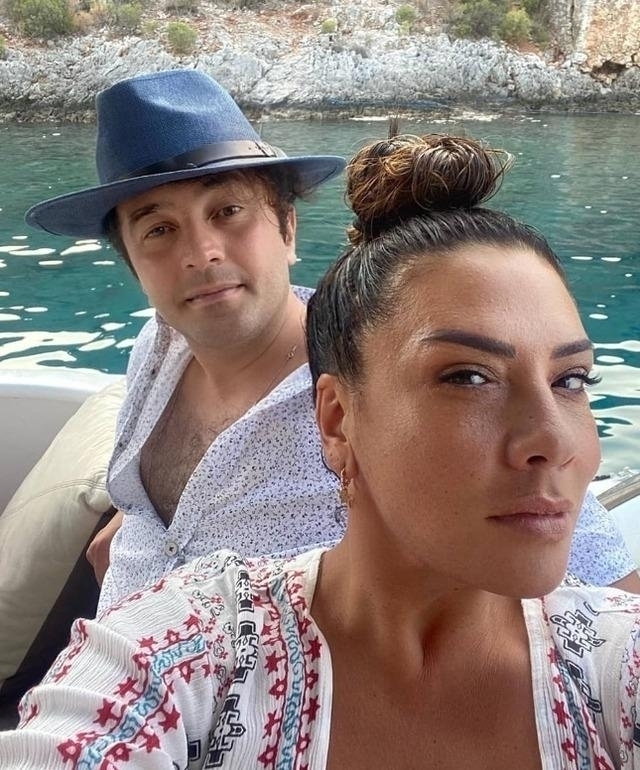 Işın Karaca  Kendinden 19 Yaş Küçük Sevgilisiyle Evlendi!