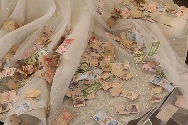 İzol Aşireti Düğünde Servet Saçtı! Dolarlar Havada Uçtu...
