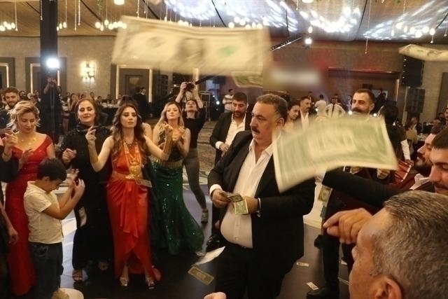 İzol Aşireti Düğünde Servet Saçtı! Dolarlar Havada Uçtu...
