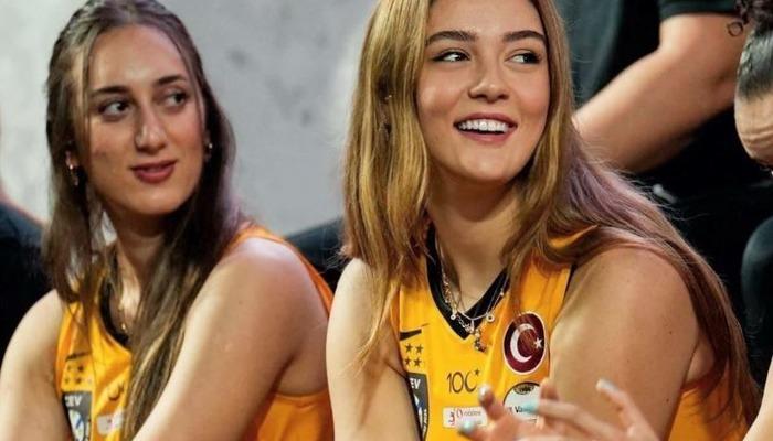 Zehra Güneş Anne Ve Babasıyla Poz Verdi!