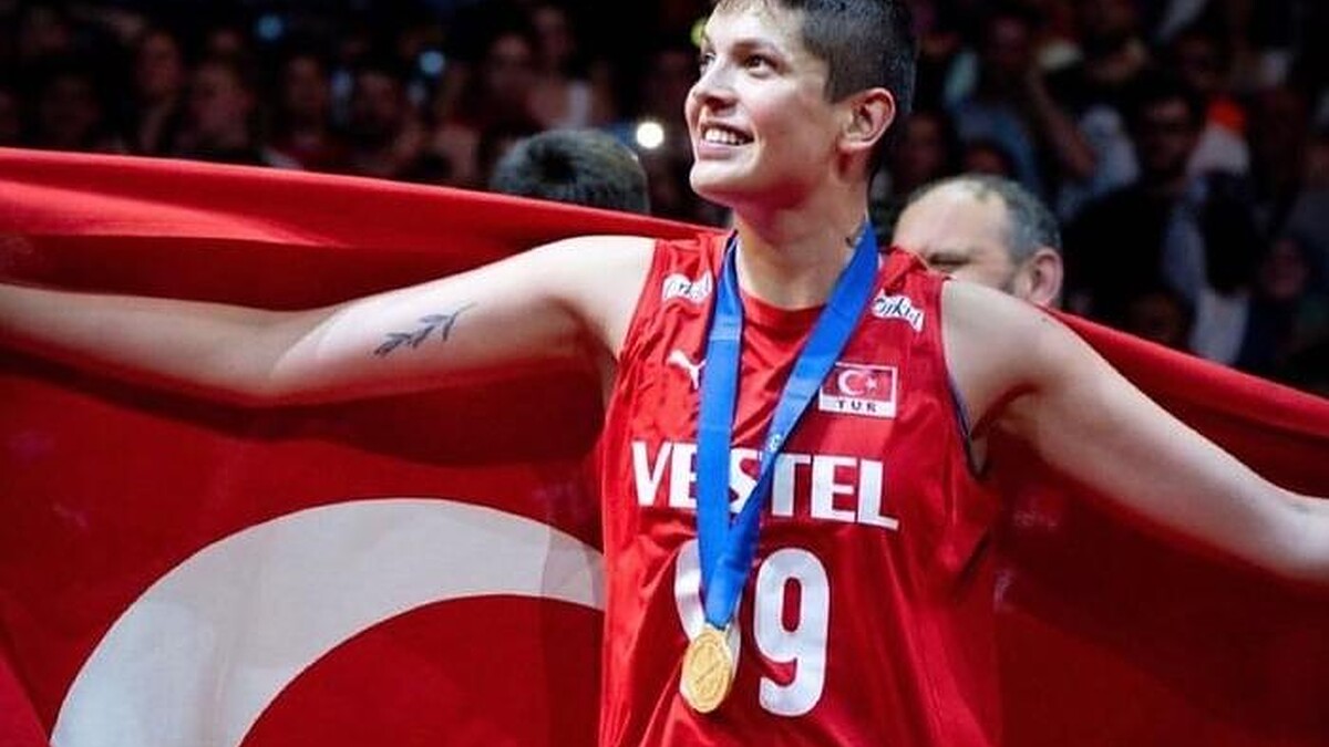 Ebrar Karakurt, Rusya'da Taraftara Erik Dalı Dansı Öğretti