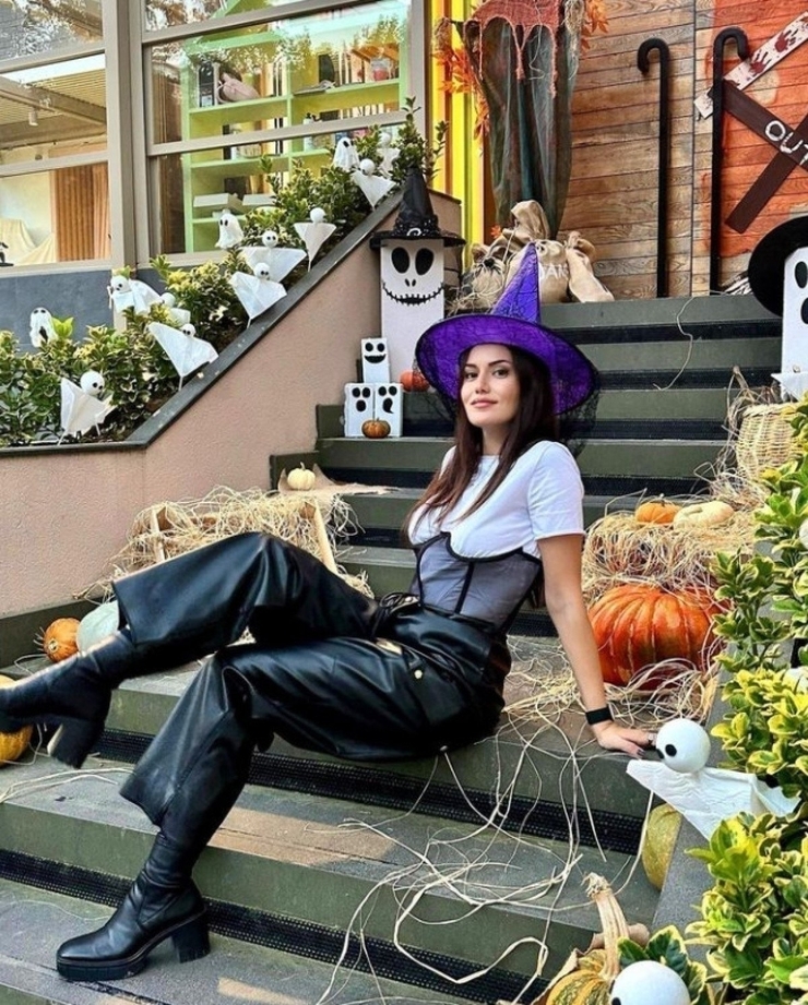 Fahriye Evcen, Cadılar Bayramı'na Özel Kıyafetleriyle Sosyal Medyada Gündem Oldu