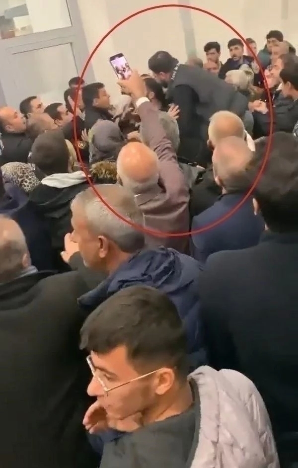 Diyarbakır'da Umre Dönüşü Tekme Tokat Kavga!
