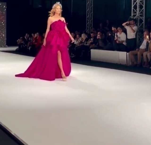 Sema Şimşek Podyumda Elbisesine Takılarak Düştü