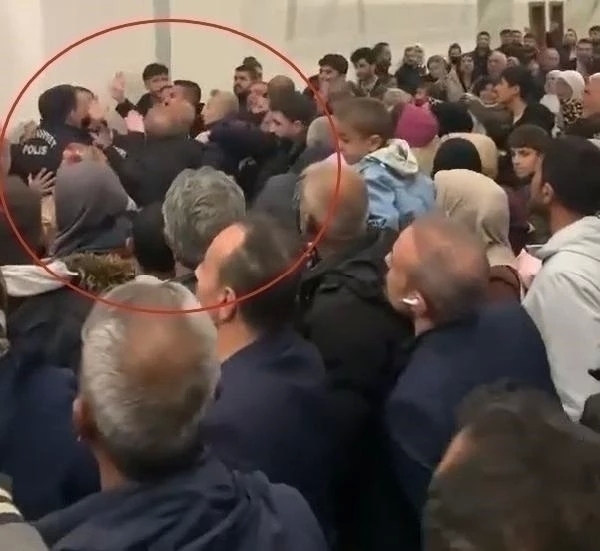 Diyarbakır'da Umre Dönüşü Tekme Tokat Kavga!