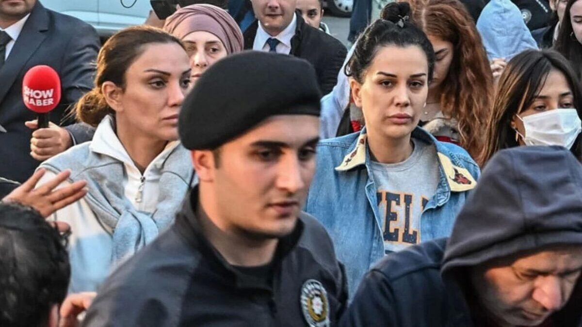 Sıla Doğu Ve  Dilan Polat Adliye Koridorunda Kavga Etti!