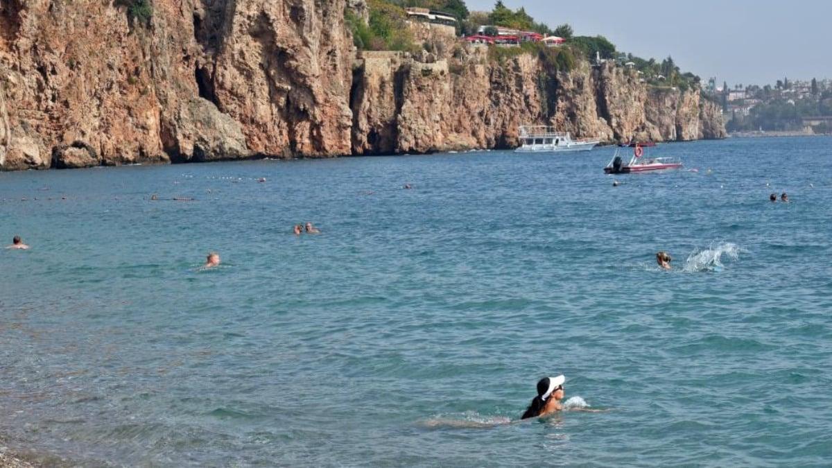 Antalya'da Sonbahar Sıcakları: Deniz Keyfi Devam Ediyor