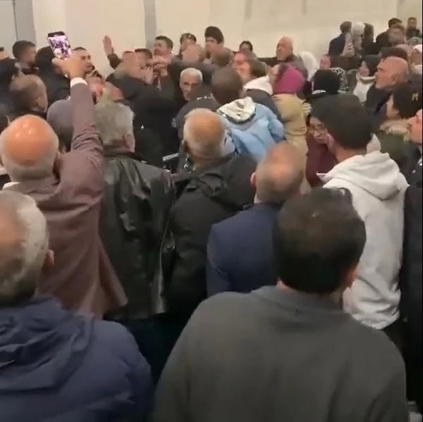 Diyarbakır'da Umre Dönüşü Tekme Tokat Kavga!