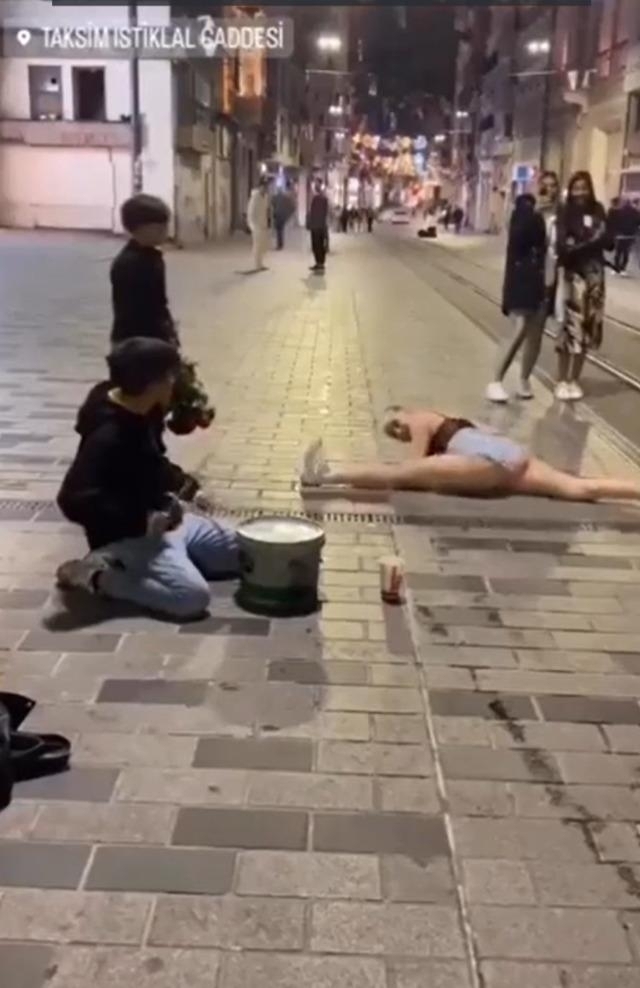 Taksim'de Sokak Müzisyenleriyle Dans Eden Kadın Sosyal Medyayı Salladı!