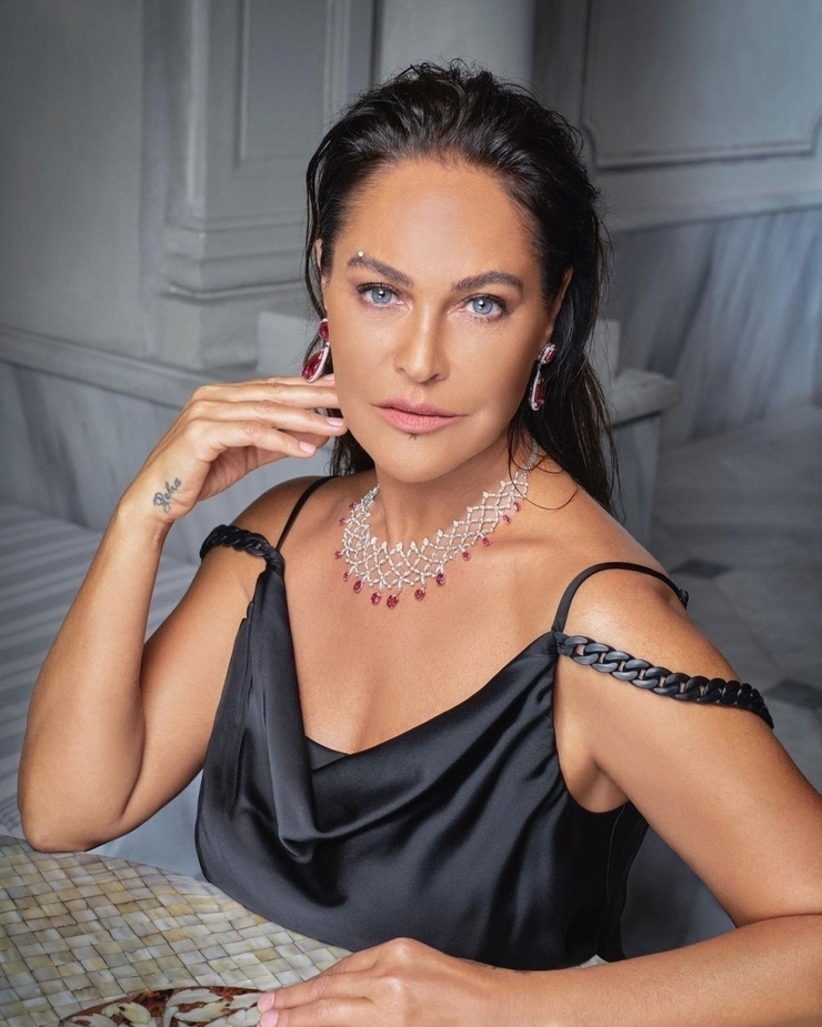 Hülya Avşar, Koronavirüs Testi Pozitif Çıkınca Konserlerini İptal Etti