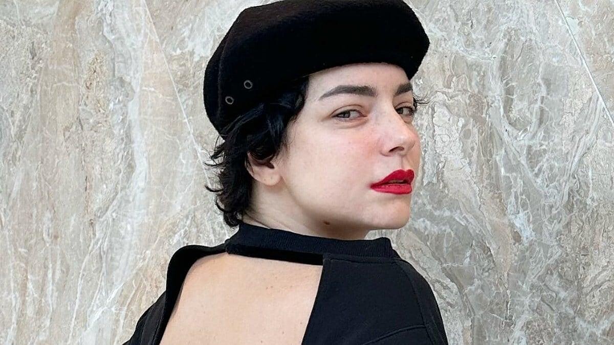 Merve Boluğur, Mini Şortu Ve Üstsüz Haliyle Poz Verdi!