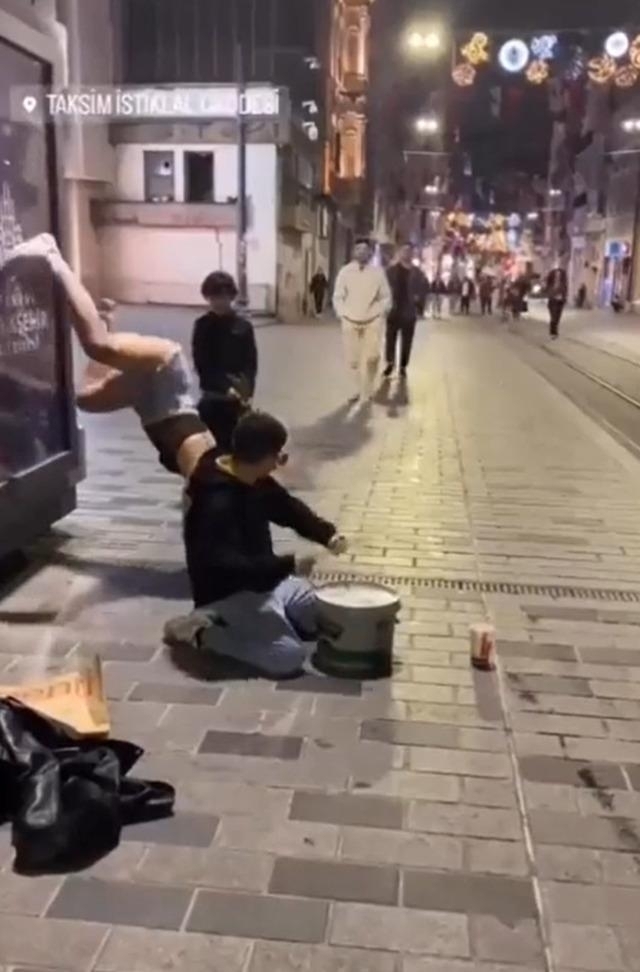 Taksim'de Sokak Müzisyenleriyle Dans Eden Kadın Sosyal Medyayı Salladı!