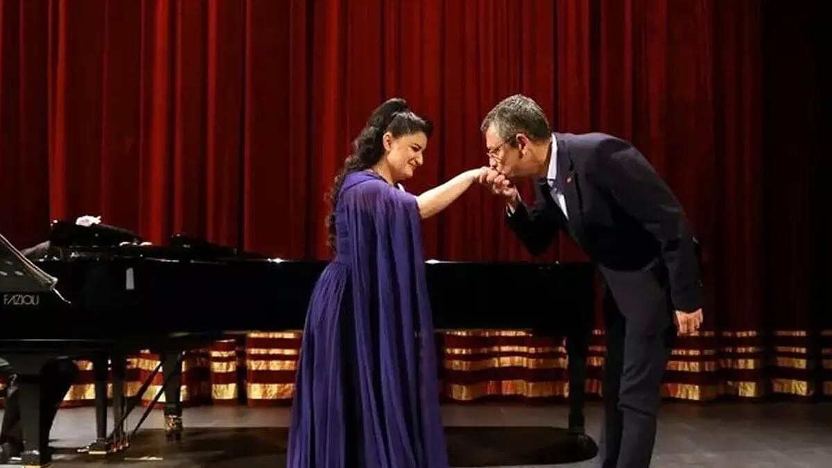 Özgür Özel, Türkiye İçin 'Işgalci' Diyen Pervin Chakar'ın Elini Öptüğüne Pişman Değil!