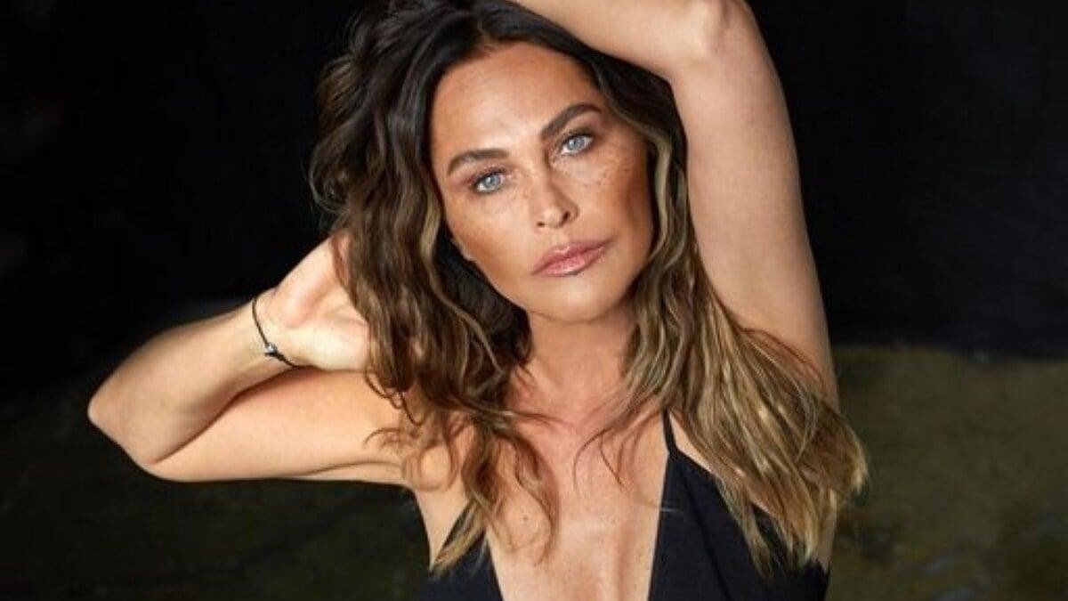 Hülya Avşar, Spor Yaparken Kaslarını Sergiledi!