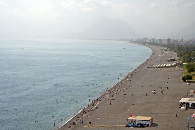 Antalya'da Sonbahar Sıcakları: Deniz Keyfi Devam Ediyor