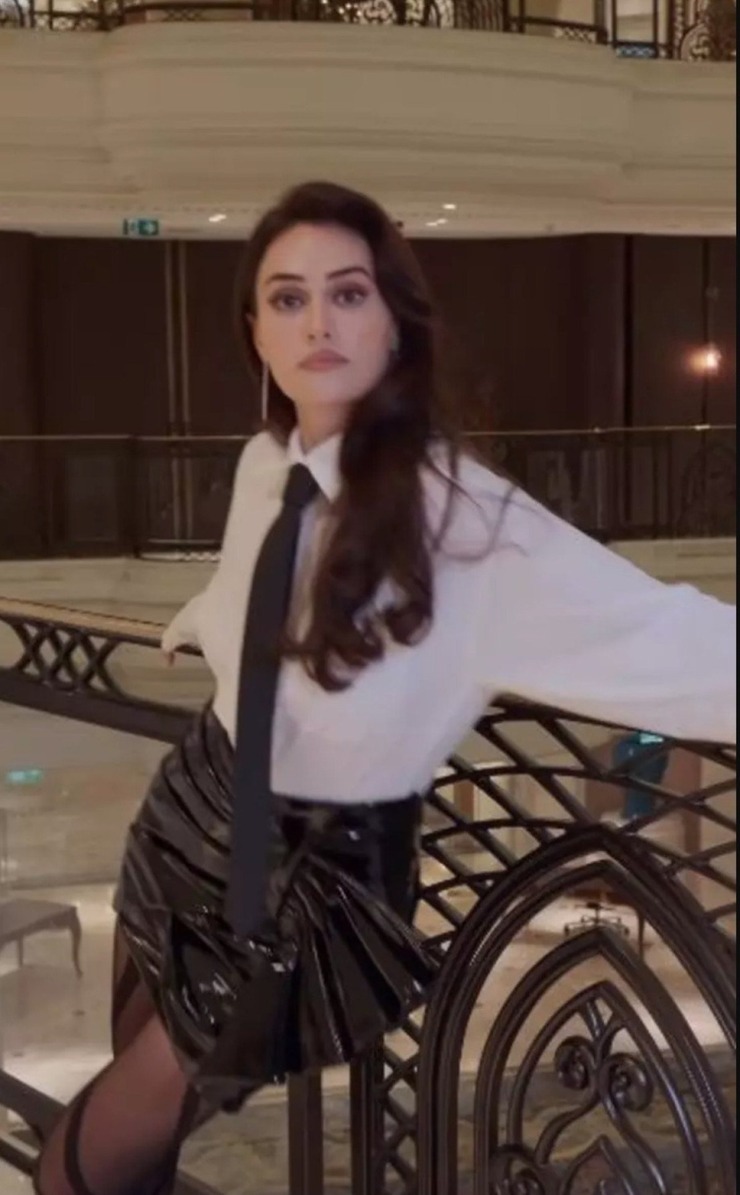 Diriliş Ertuğrul'un Halime Sultan'ı Esra Bilgiç Mini Etekli Poz Verdi!