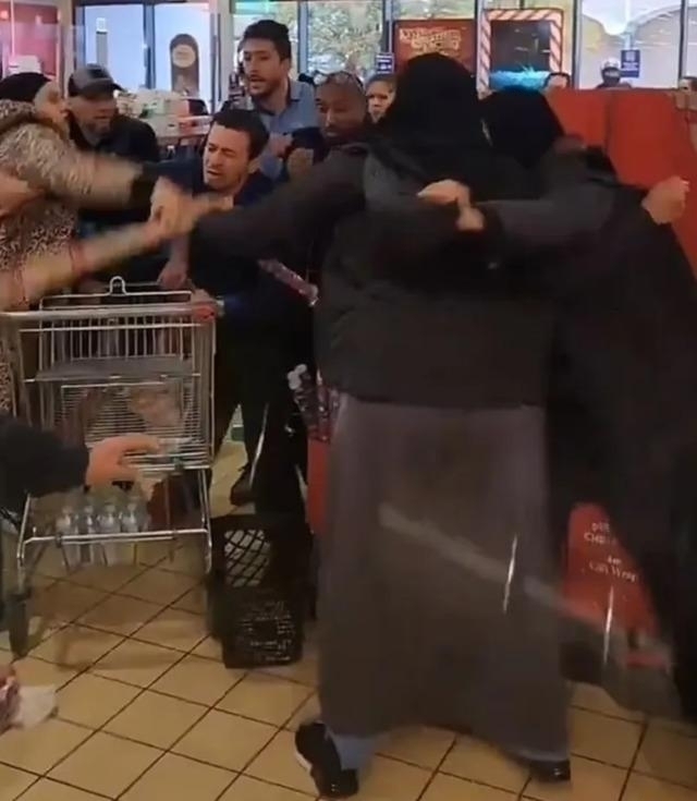 İndirim Sonrası Markette Tekme Tokat Kavga!