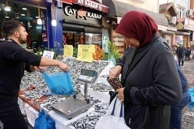 Hamsi Bolluğu Tezgahlara Yansıdı: Fiyatlar Yarı Yarıya Düştü!