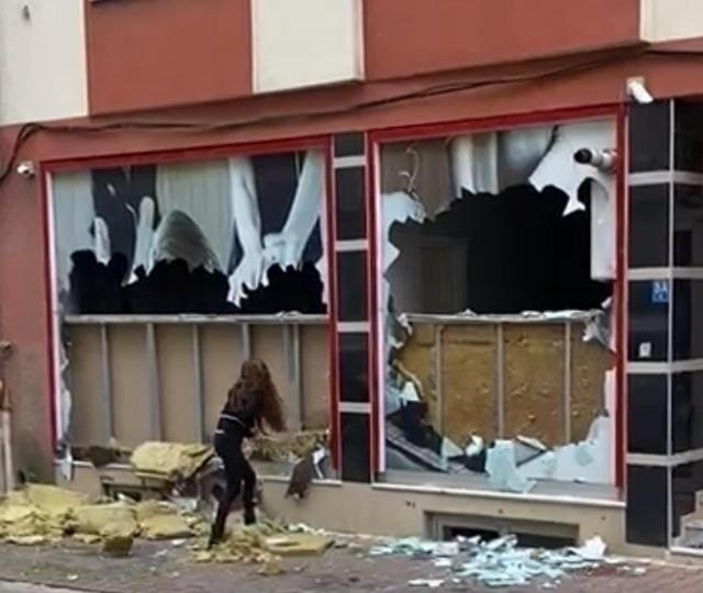 Genç Kadın, Eski Patronunun Güzellik Merkezinde Cam Çerçeve Bırakmadı!