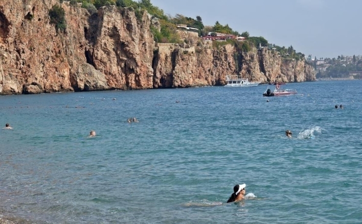 Antalya'da Sonbahar Sıcakları: Deniz Keyfi Devam Ediyor