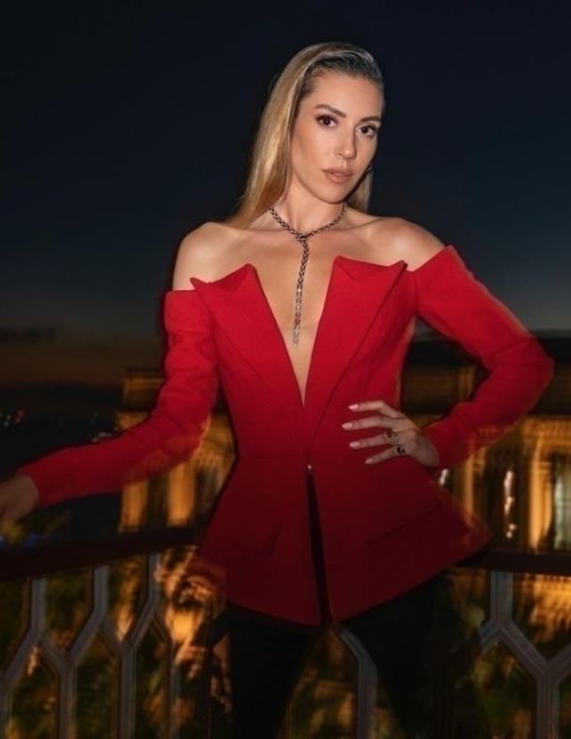 Sinem Kobal, Kırmızı Derin Dekolteli Kıyafetiyle Göz Kamaştırdı