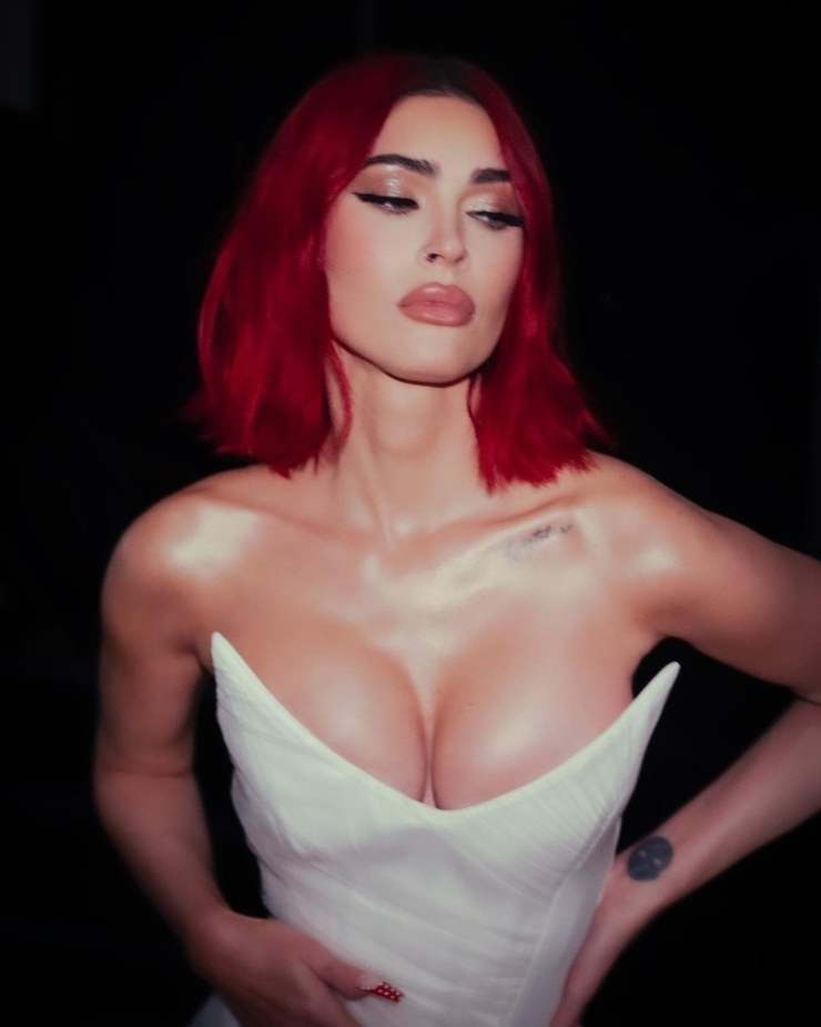 Megan Fox'un Estetikli Dekolte Pozu Sosyal Medyayı Karıştırdı!