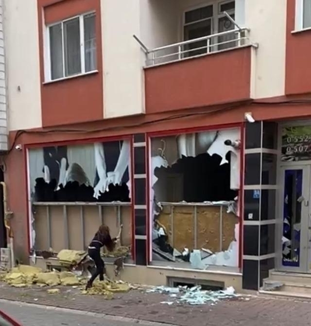Genç Kadın, Eski Patronunun Güzellik Merkezinde Cam Çerçeve Bırakmadı!