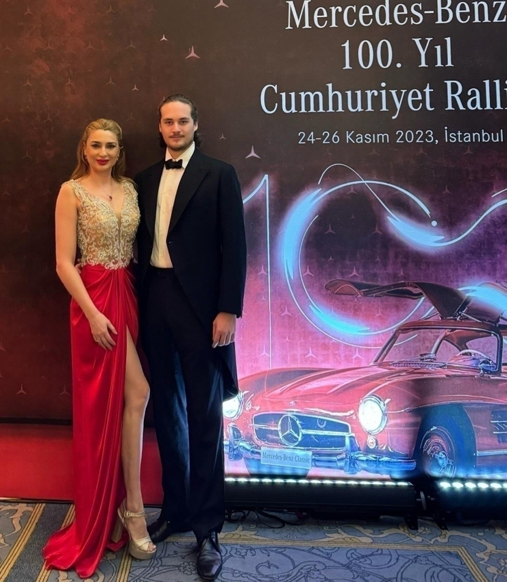 Bilge Öztürk, 22 Yaş Küçük Sevgilisiyle Pozunu Paylaştı
