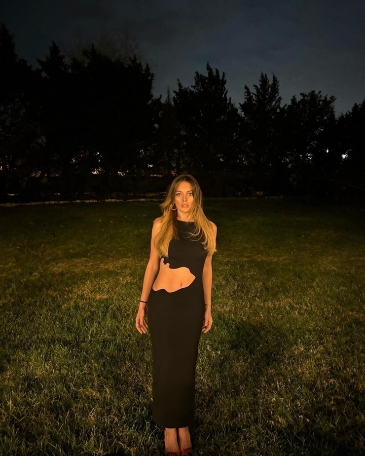 Melis Sezen'in Göbeği Açık Cesur Paylaşımları Sosyal Medyayı Salladı!