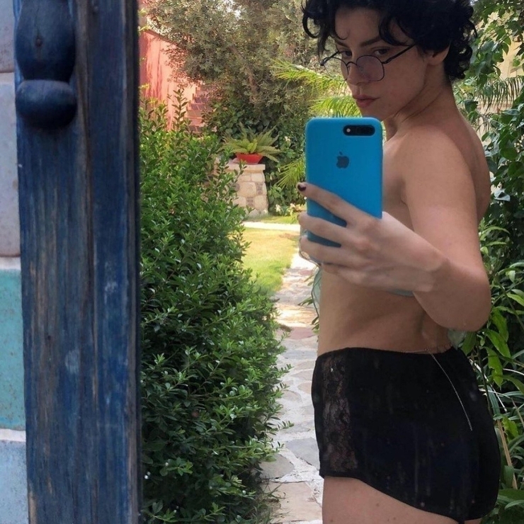 Merve Boluğur, Mini Şortu Ve Üstsüz Haliyle Poz Verdi!