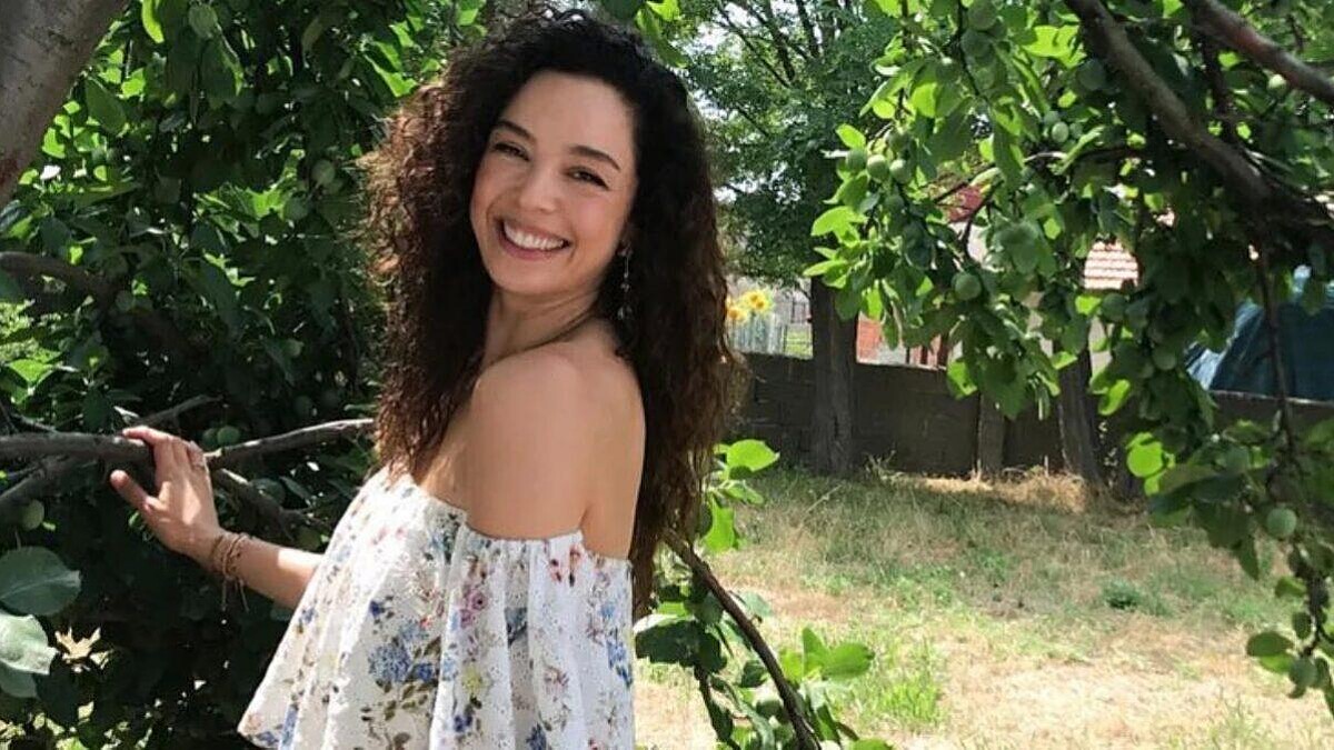 Azra Akın, İkinci Kez Hamile Olduğunu Açıkladı! Bebeğin Cinsiyeti Sürpriz...