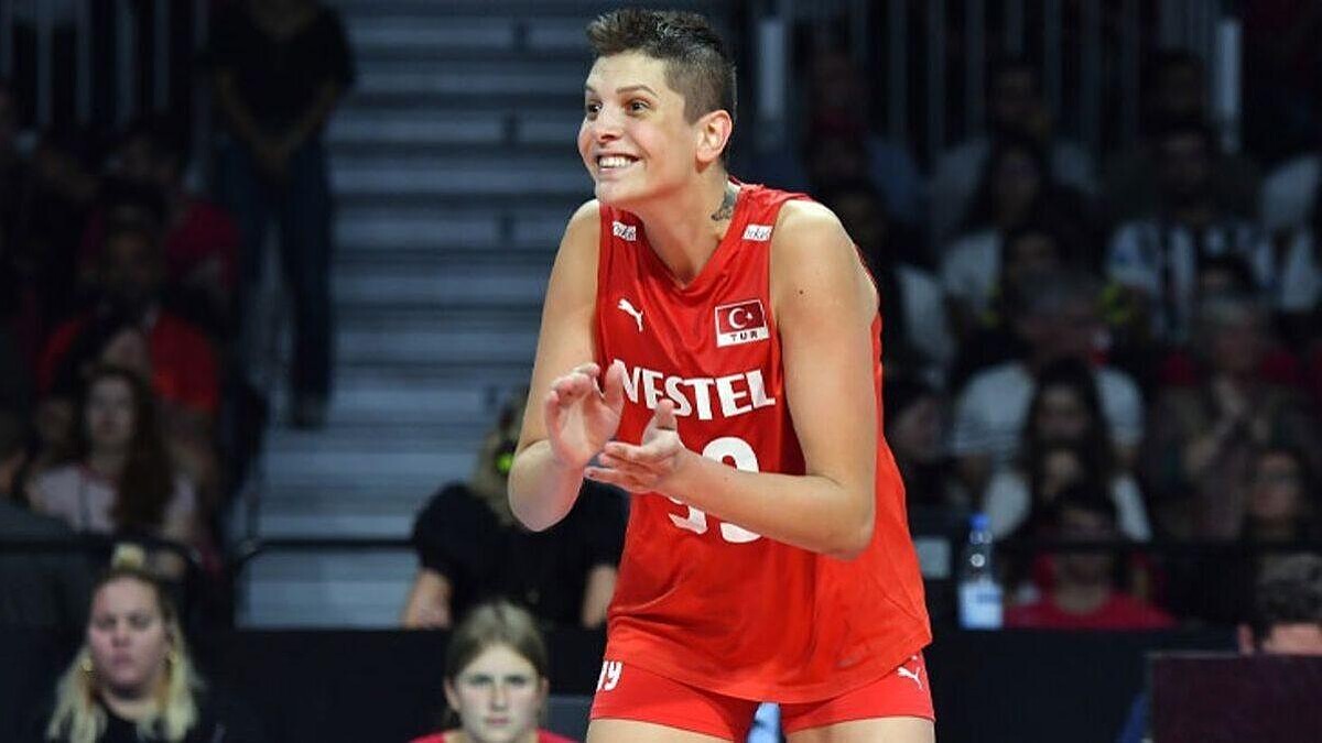 Ebrar Karakurt, Atatürk'ün İmzasını Dövme Yaptırdı