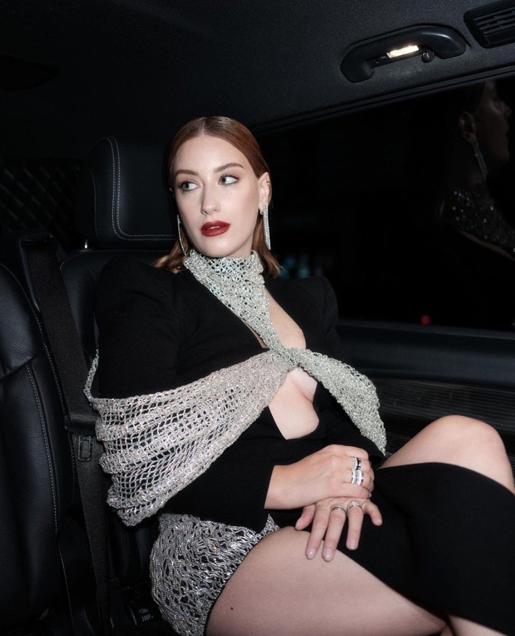 Hazal Kaya, Sirkeyle Yıkanıp Astrologlara Danışıyor