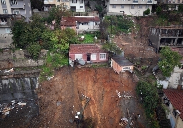 İstanbul'da Sağanak Yağışın Ve Fırtına 1 Kişinin Ölümüne Sebep Oldu!