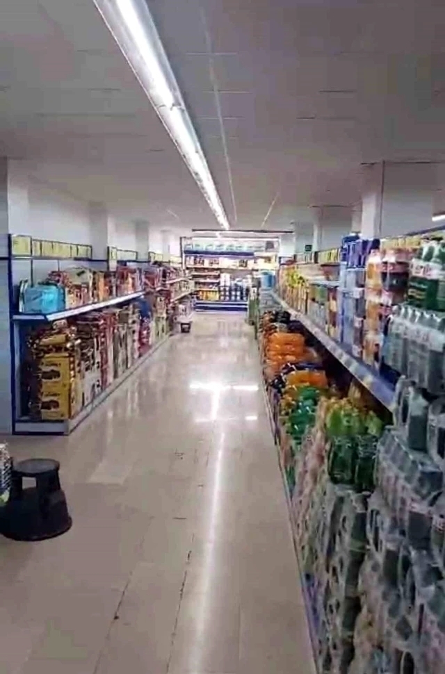 Sakarya'da Bim Marketinde Fare Şoku! Müşteri Cep Telefonu İle Çekti...