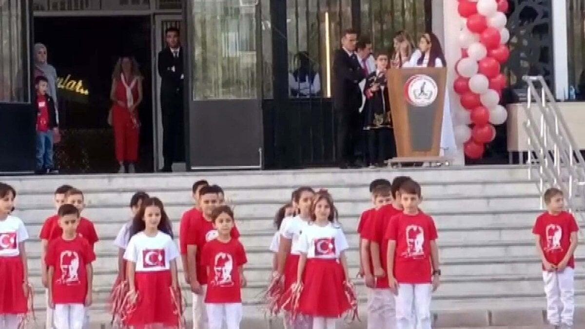 Cumhuriyet Bayramı Töreninde Öğrencisini Ayıran Öğretmen Ceza Aldı!