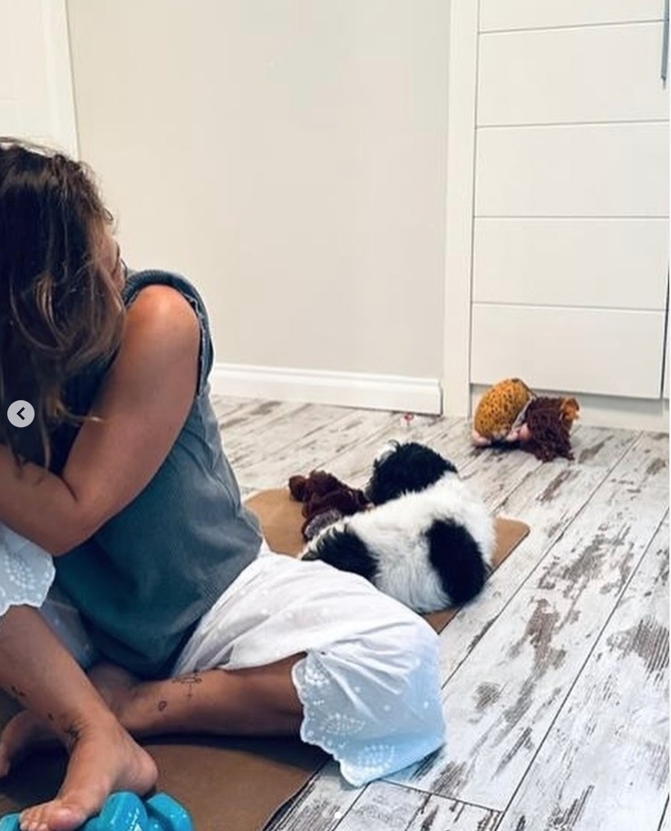 Hülya Avşar, Spor Yaparken Kaslarını Sergiledi!