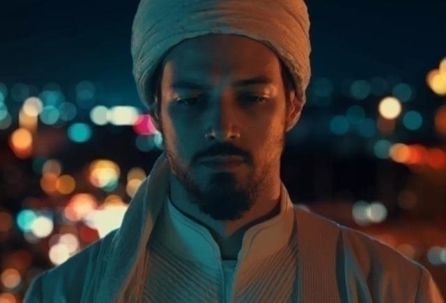 Özgü Namal, Tesettür Giyerek Kızıl Goncalar Dizisinin Tanıtımında Boy Gösterdi!