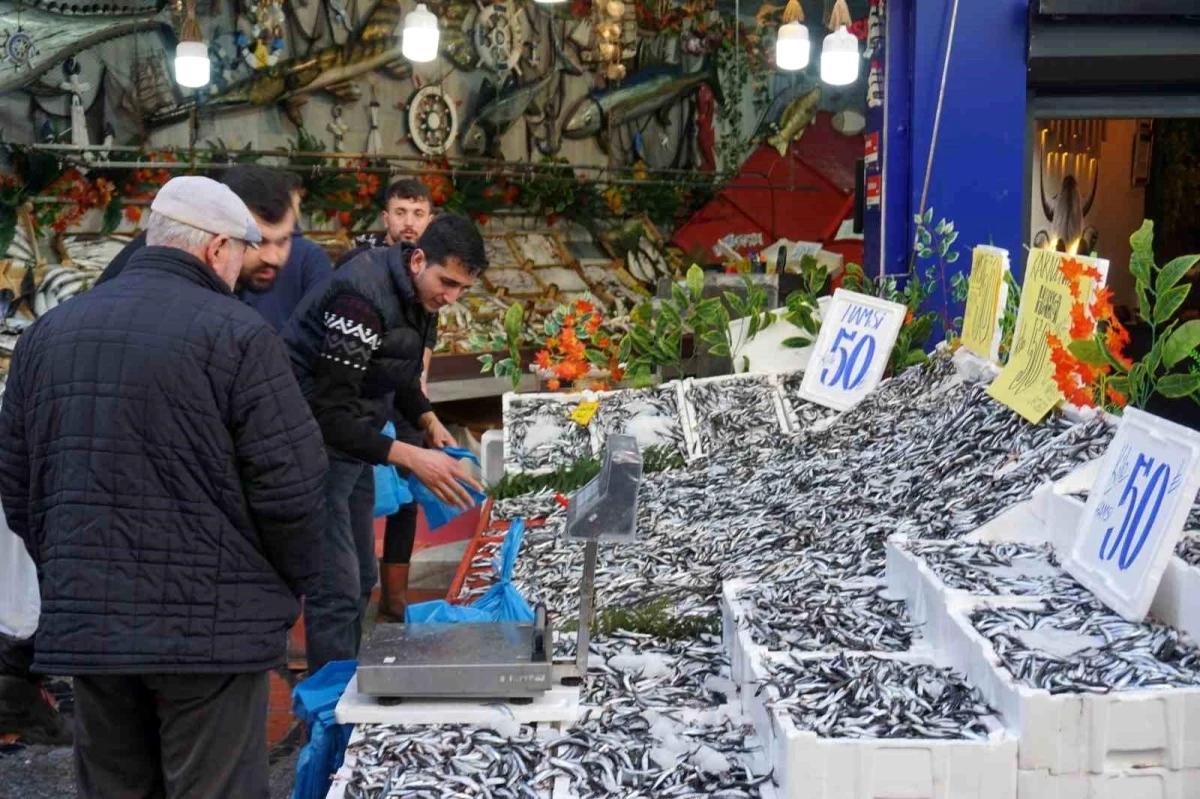 Hamsi Bolluğu Tezgahlara Yansıdı: Fiyatlar Yarı Yarıya Düştü!