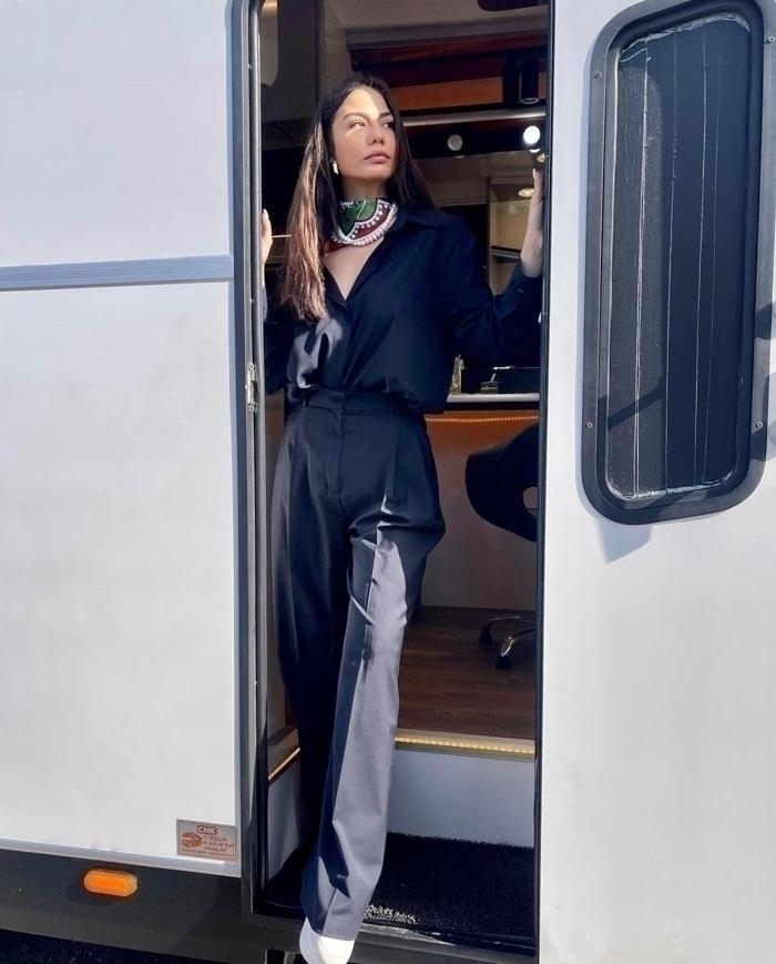 Demet Özdemir, Adım Farah Dizisi Setinde Karavan Pozuyla Sosyal Medyayı Salladı!