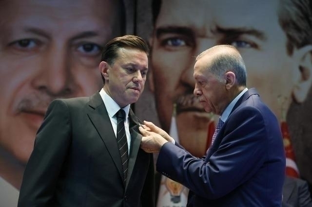 İyi Parti'den Ak Parti'ye Geçen Hatipoğlu'na 'Kaç Paraya Sattın?' Sorusu!