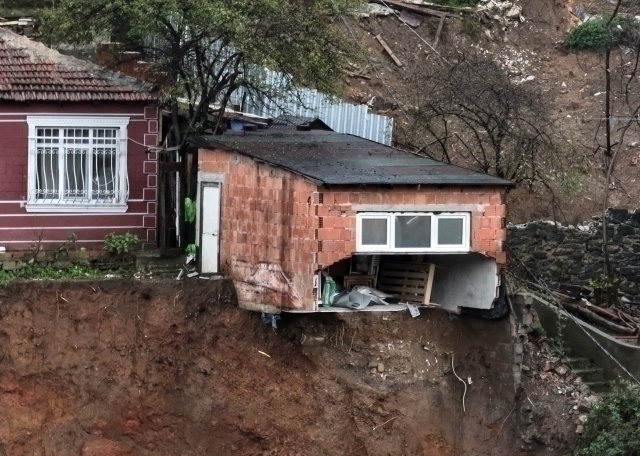 İstanbul'da Sağanak Yağışın Ve Fırtına 1 Kişinin Ölümüne Sebep Oldu!