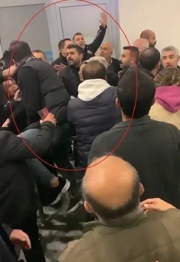 Diyarbakır'da Umre Dönüşü Tekme Tokat Kavga!